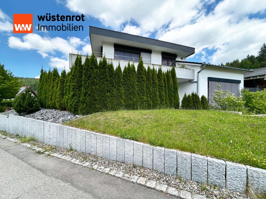 Die Hecke rahmt das Haus wie ein stiller Schutz – alles bleibt bei sich