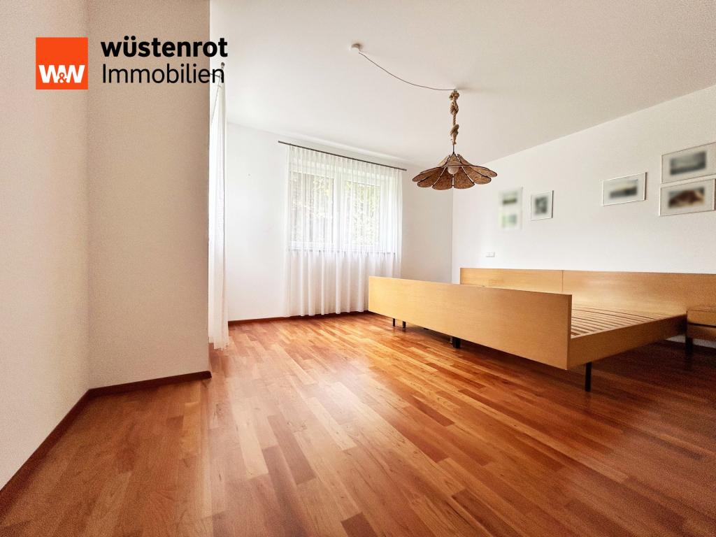 Schlafzimmer  – mit Parkettboden und zwei Fenstern – ruhig gelegen, gut geschnitten