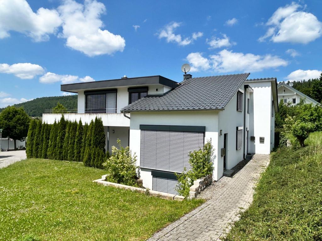 Die Morgensonne trifft das Zuhause – und alles wirkt ruhig und bereit