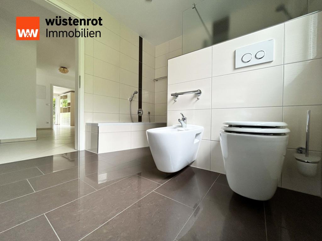 Bad mit Wanne, Dusche, Bidet und WC – großzügig geschnitten, funktional ausgestattet