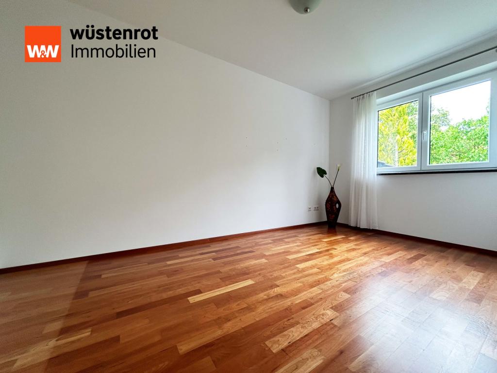 Schlafzimmer  – Zimmer mit Parkettboden und Blick ins Grüne