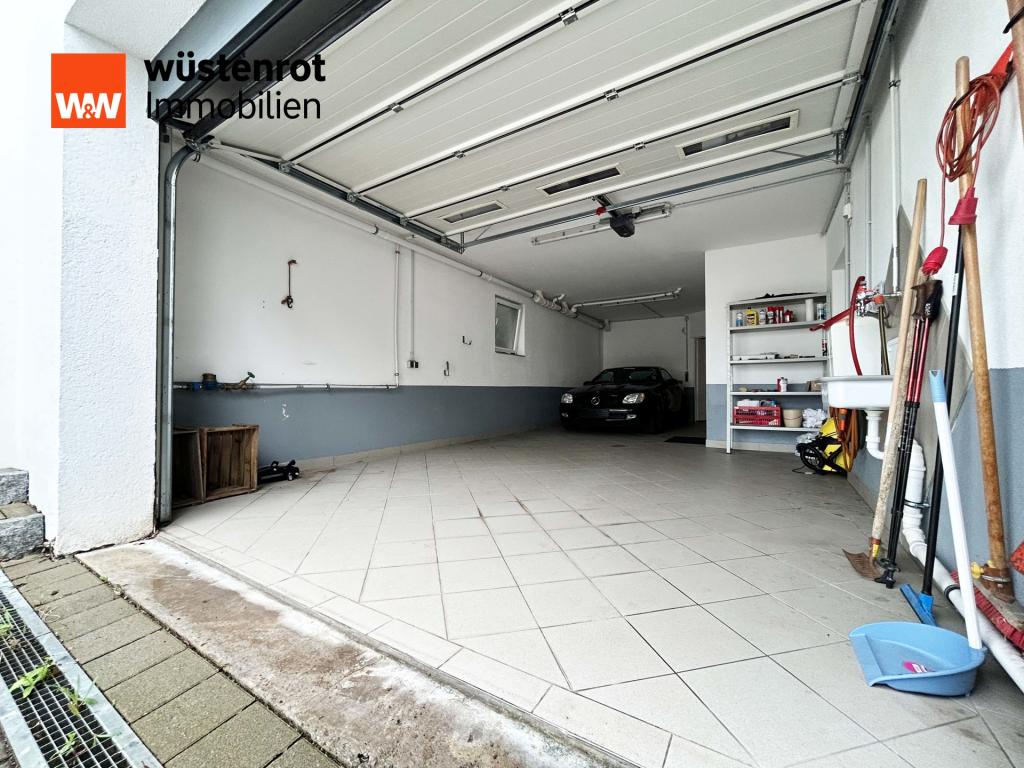 Doppelgarage mit Fliesenboden, Wasseranschluss und viel Stauraum