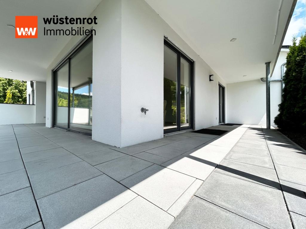 Licht und Luft auf allen Seiten – die Terrasse umschließt den Wohnraum fast wie ein Band