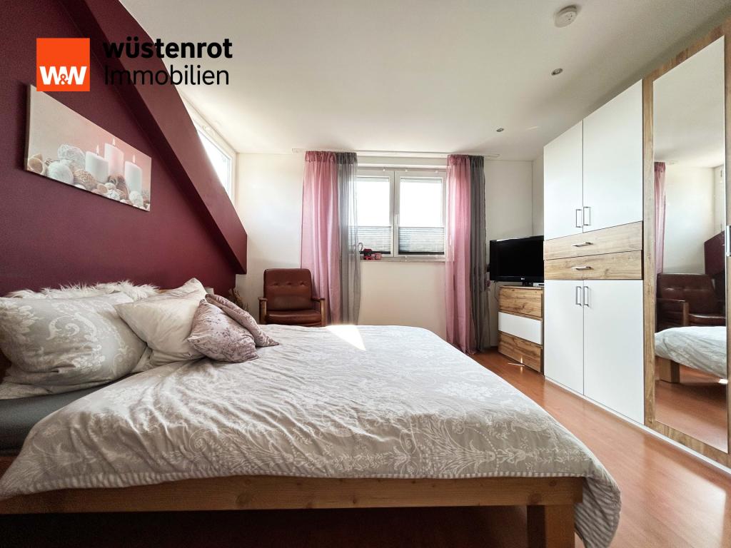 OG: Sanftes Licht und weiche Textilien – ein Zimmer, das Geborgenheit flüstert