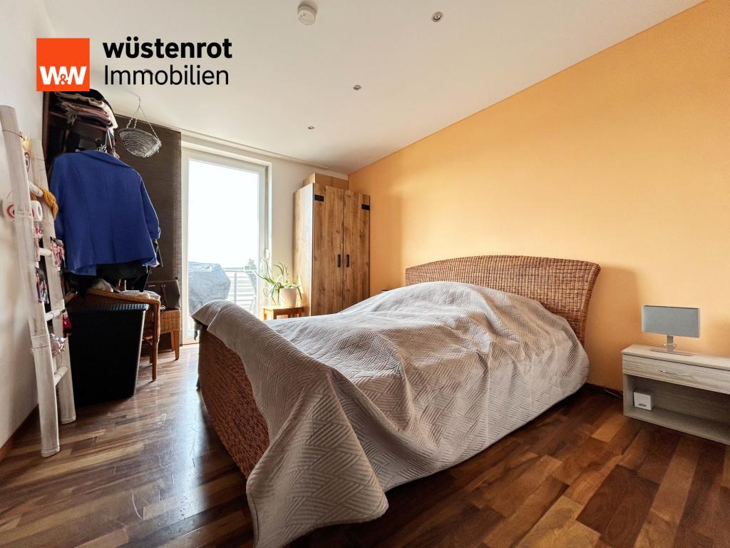 OG: Warmes Licht trifft Naturtöne – ein Schlafzimmer mit Rückzugscharakter
