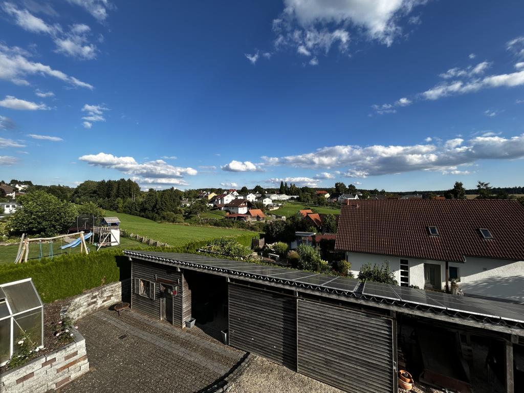OG: Vom Wohnzimmer direkt auf den Sonnenbalkon...