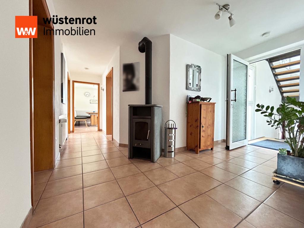 EG: Ein Flur, der verbindet – mit warmem Boden und Blick zum Kamin