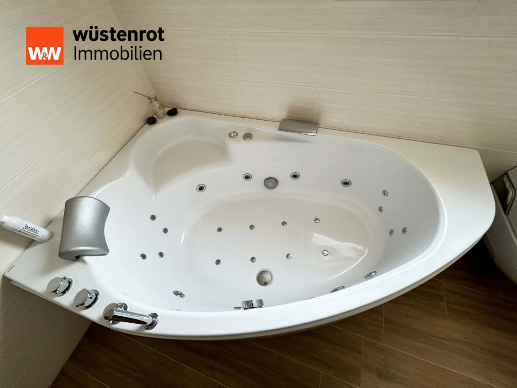 EG: Whirlpool-Jacuzzi mit Aussicht – wenn Wellness einfach dazugehört
