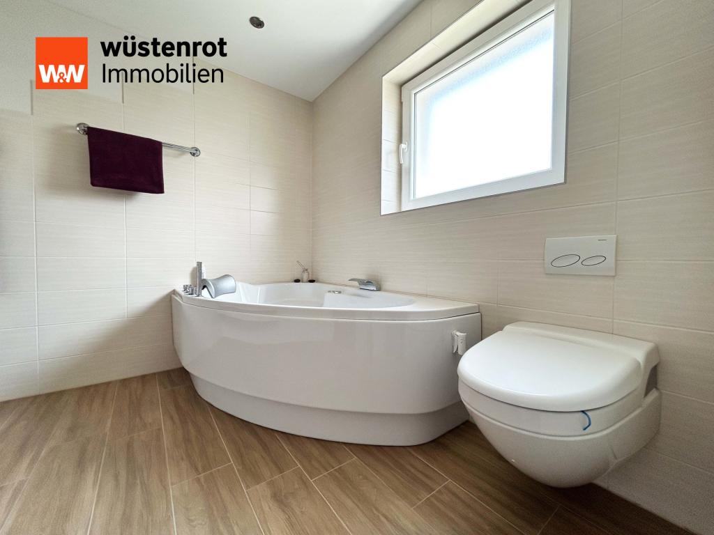 EG: Licht am Morgen, Entspannung am Abend – die Badewanne als kleine Auszeit im Alltag