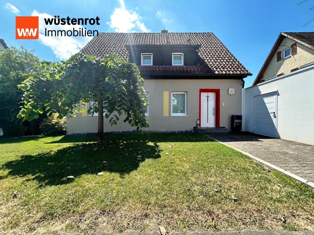 Außenansicht IV: Der Eingangsbereich wirkt gepflegt und aufgeräumt...mit separater Garage direkt daneben