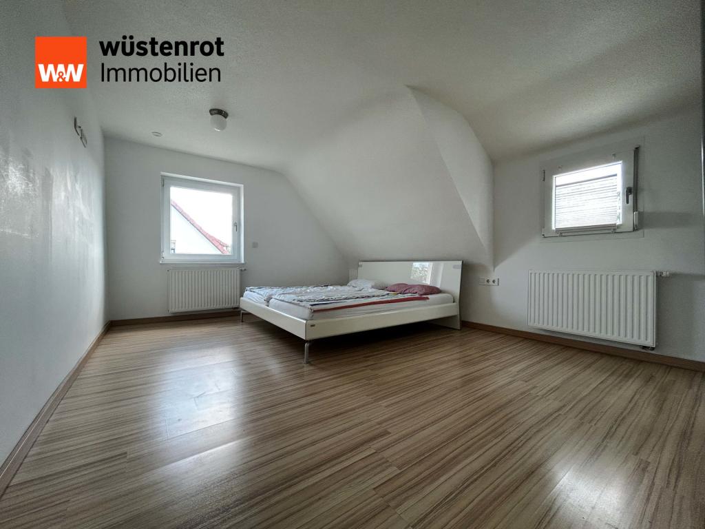 OG - Schlafzimmer I: Zwei Fenster, viel Fläche...ein Schlafzimmer, das Luft und Raum lässt