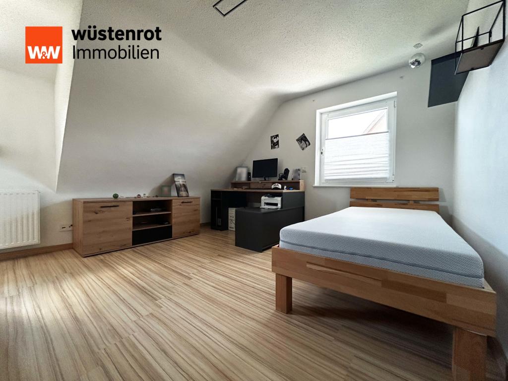 OG - Schlafzimmer II: Momentan ein Jugendzimmer mit Arbeitsecke...praktisch für Alltag und Freizeit