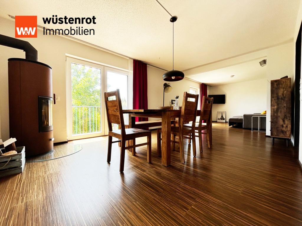 EG - Essbereich: Viel Tageslicht und ein Holzofen...hier sitzt man gern länger zusammen