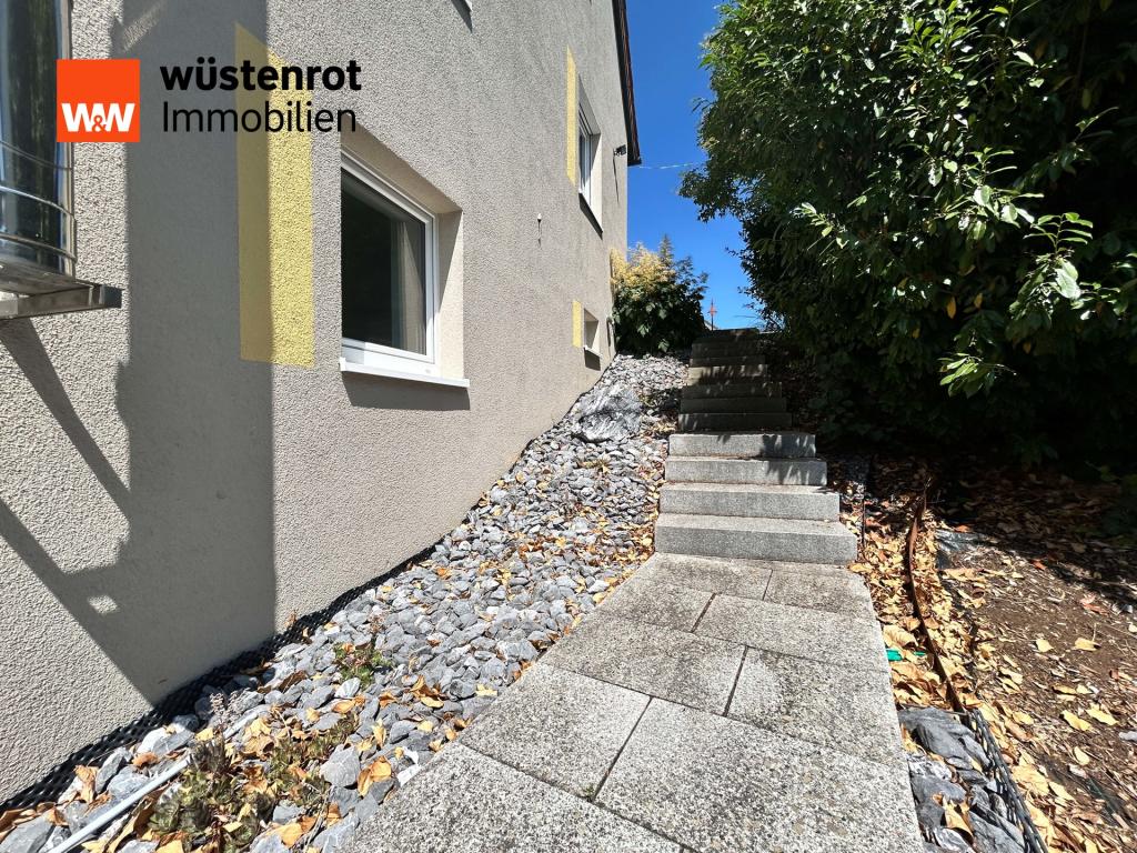 Außenansicht VII: Tritt für Tritt zum Garten...hier geht’s ums Haus