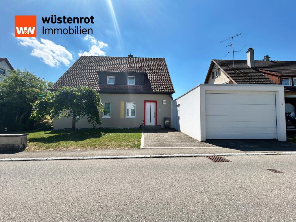 Außenansicht III: Heimkommen und Auto in die Garage...die Ruhe einer Seitenstraße