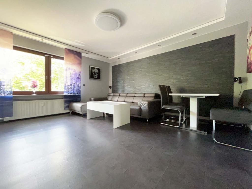 Wohnzimmer: Zwischen moderner Wandstruktur und Tageslicht...für Gemütlichkeit, Lachen und gemeinsames Essen