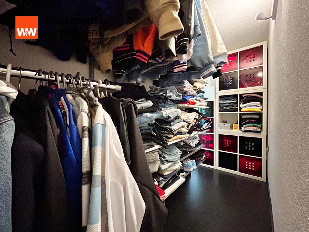 Schlafzimmer 1: Ein begehbarer Kleiderschrank, der jeden Morgen ein bisschen einfacher macht