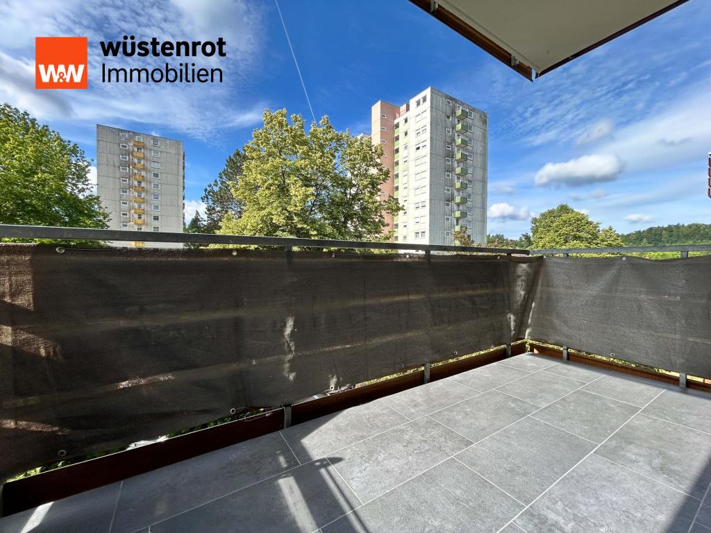 Vom Wohnzimmer auf den Sonnenbalkon: Weiter Blick, blauer Himmel – Ihr Ruhepol