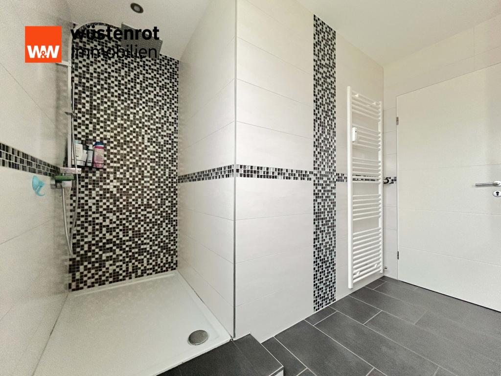 Badezimmer: Großzügige Duschkabine  mit Mosaik – für den Frischekick am Morgen