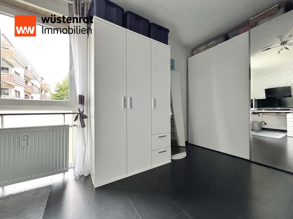Schlafzimmer 2: Das Licht fällt weich durch das Fenster – ein Raum mit viel Stauraum