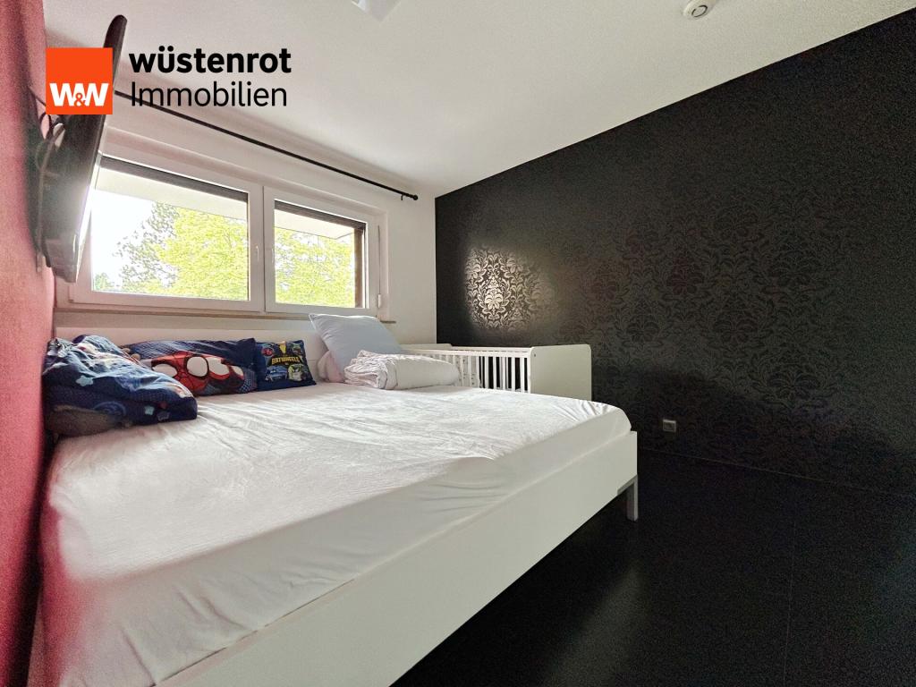 Schlafzimmer 1: Dunkle Wand, helles Licht – hier entsteht ein Schlafplatz mit Stil und Geborgenheit