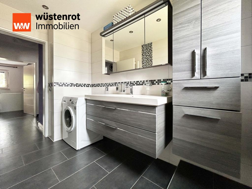 Badezimmer: Klare Linien, modernes Design – ein Ort, der Ruhe ausstrahlt und den Alltag abperlen lässt