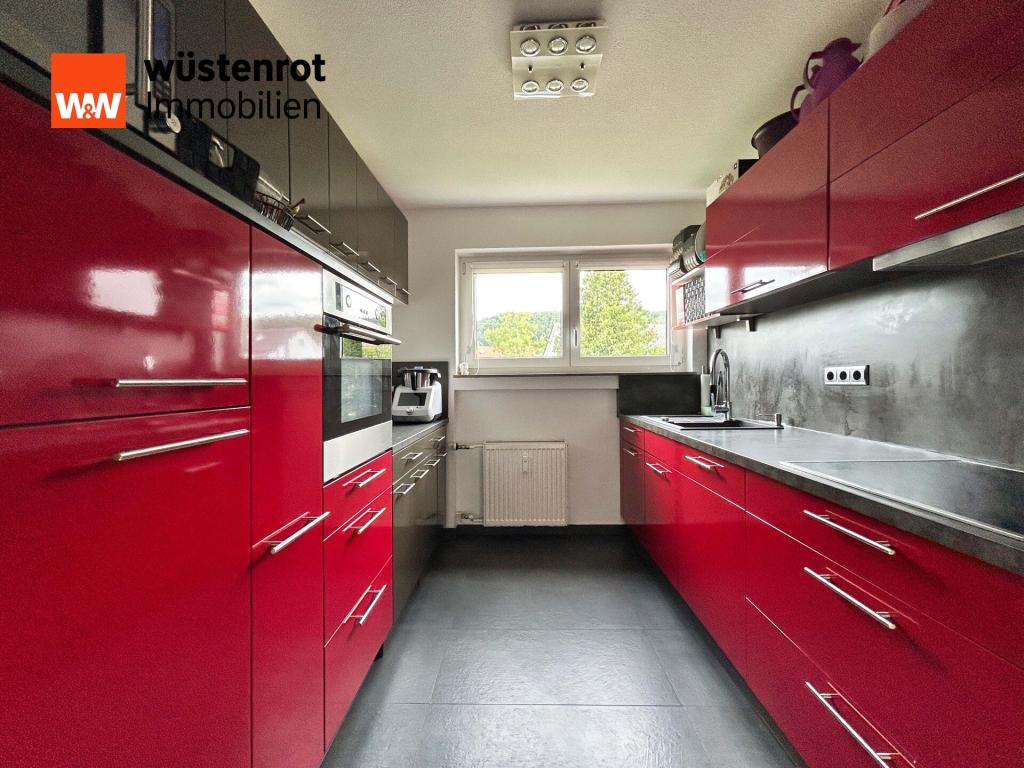 Küche: Kraftvolles Rot trifft klare Linien – eine Küche mit Lust aufs Kochen und Charakter