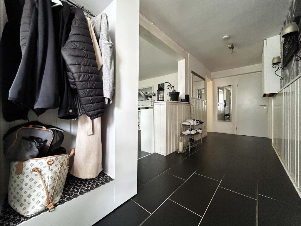 Wohnung 1: Zentraler Flur - der erste Eindruck offen, gepflegt und durchdacht gestaltet