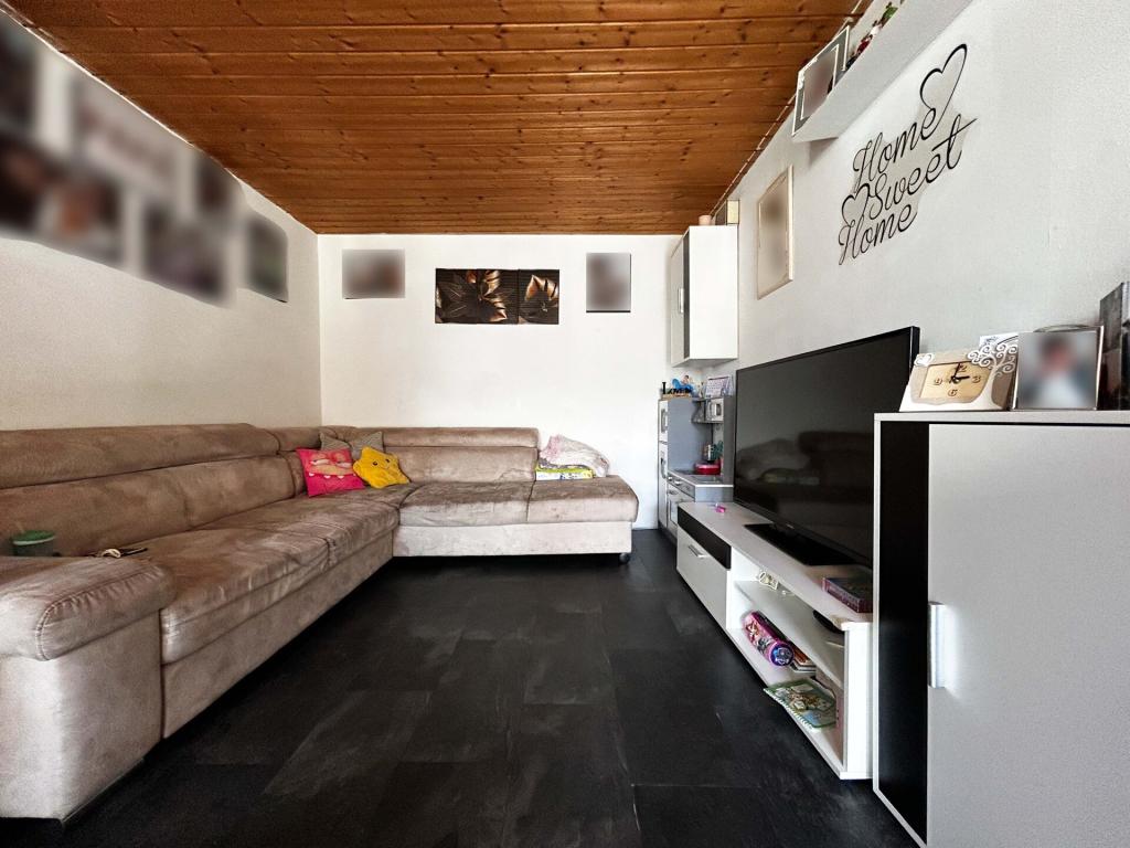 Wohnung 3 Wohn- und Esszimmer: Weiche Polster, warme Decke – hier wohnt das Gefühl von Zuhause