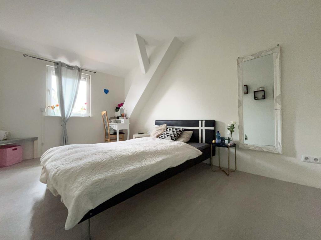 Wohnung 1 Schlafzimmer 3: Ein helles Zimmer, das Leichtigkeit atmet