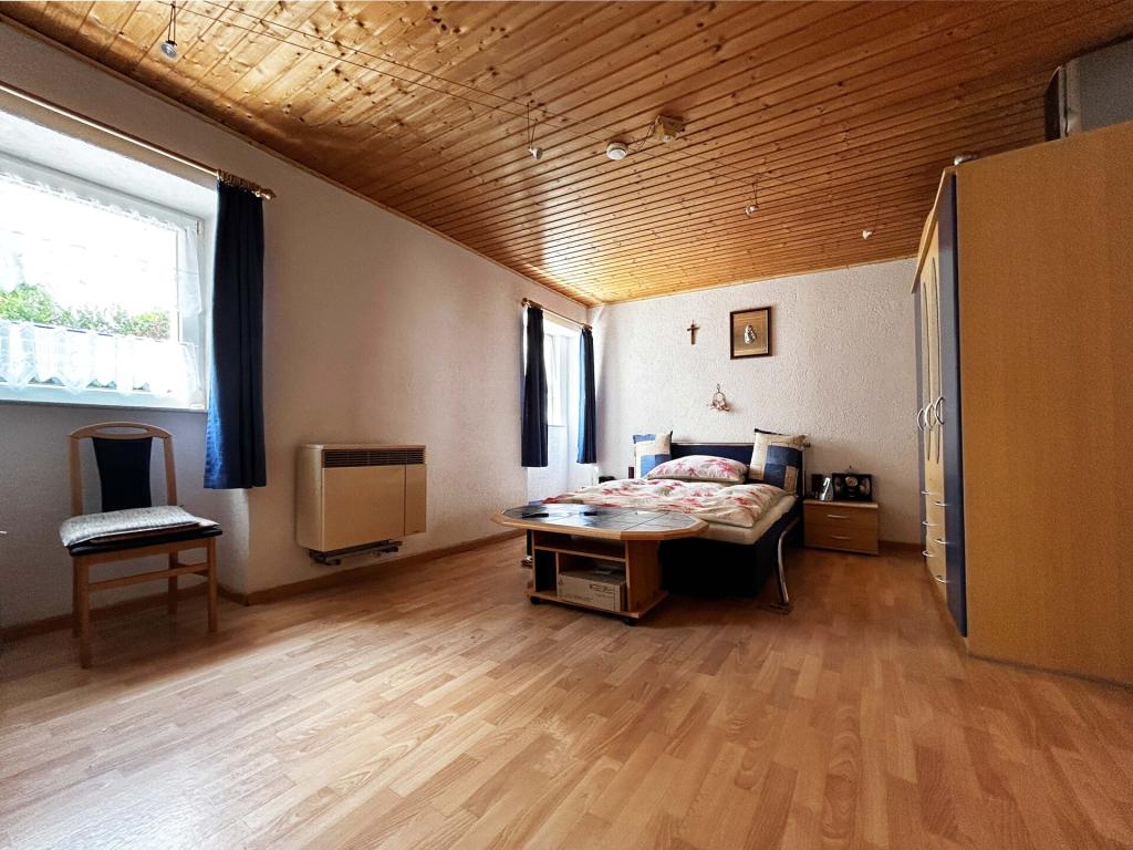 Wohnung 2 Schlafzimmer: Holzdecke, Ruhe, Geborgenheit – ein klassisches Schlafzimmer