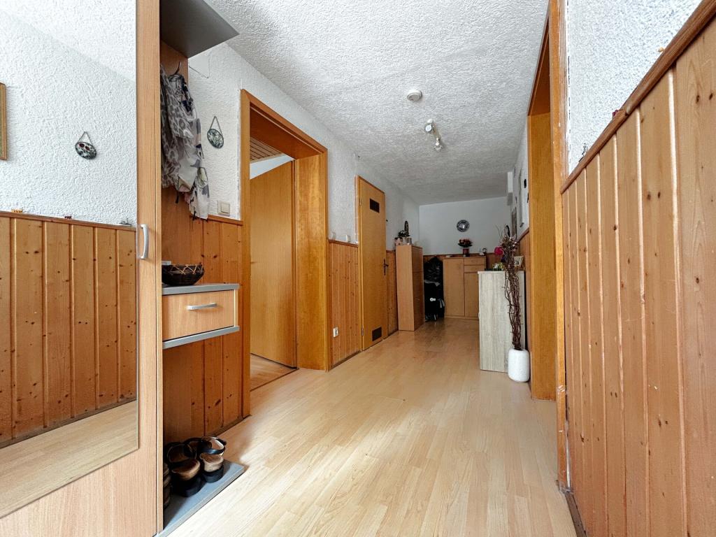 Wohnung 2: Holz trifft auf Gemütlichkeit – herzlich willkommen