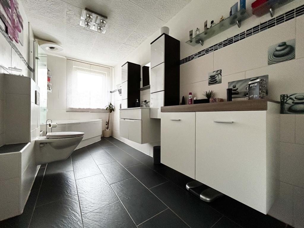 Wohnung 1 Badezimmer: Helles Bad mit klaren Linien – hier beginnt der Tag frisch