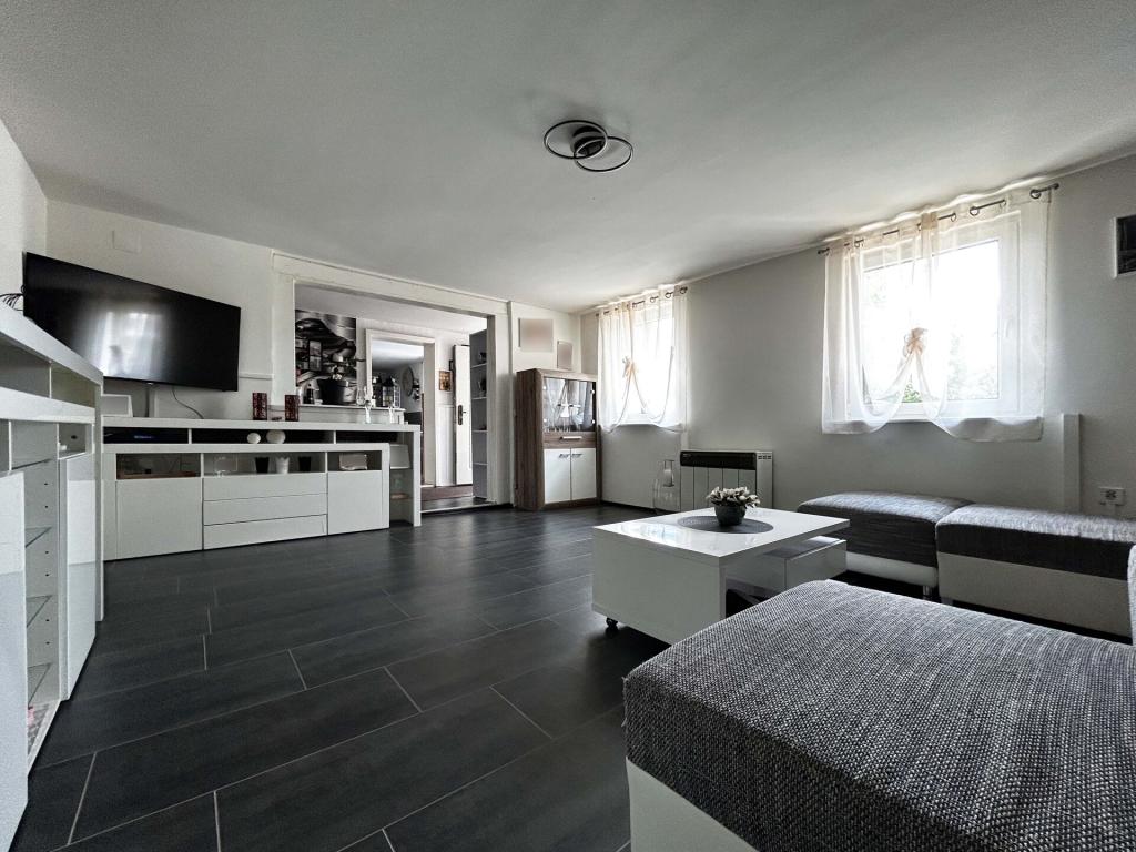 Wohnung 1 Wohnzimmer: Tageslicht und klare Linien – ein Raum, der einfach gut tut