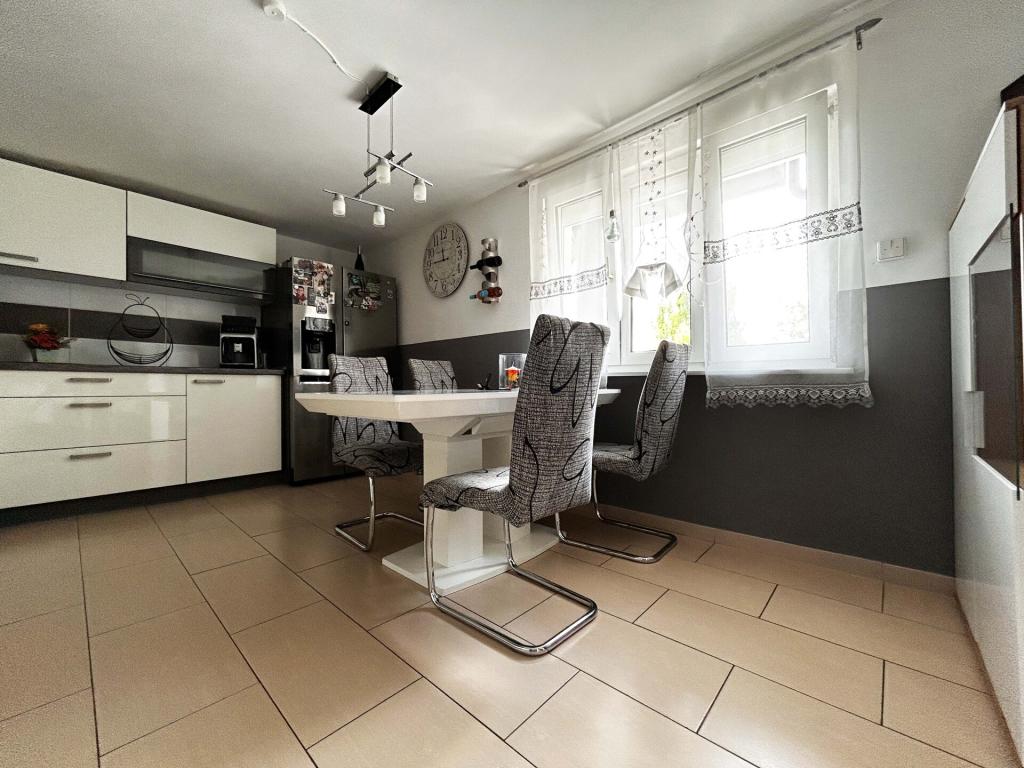 Wohnung 1 Küche: Heller Treffpunkt für Kaffee, Gespräche und Pausen