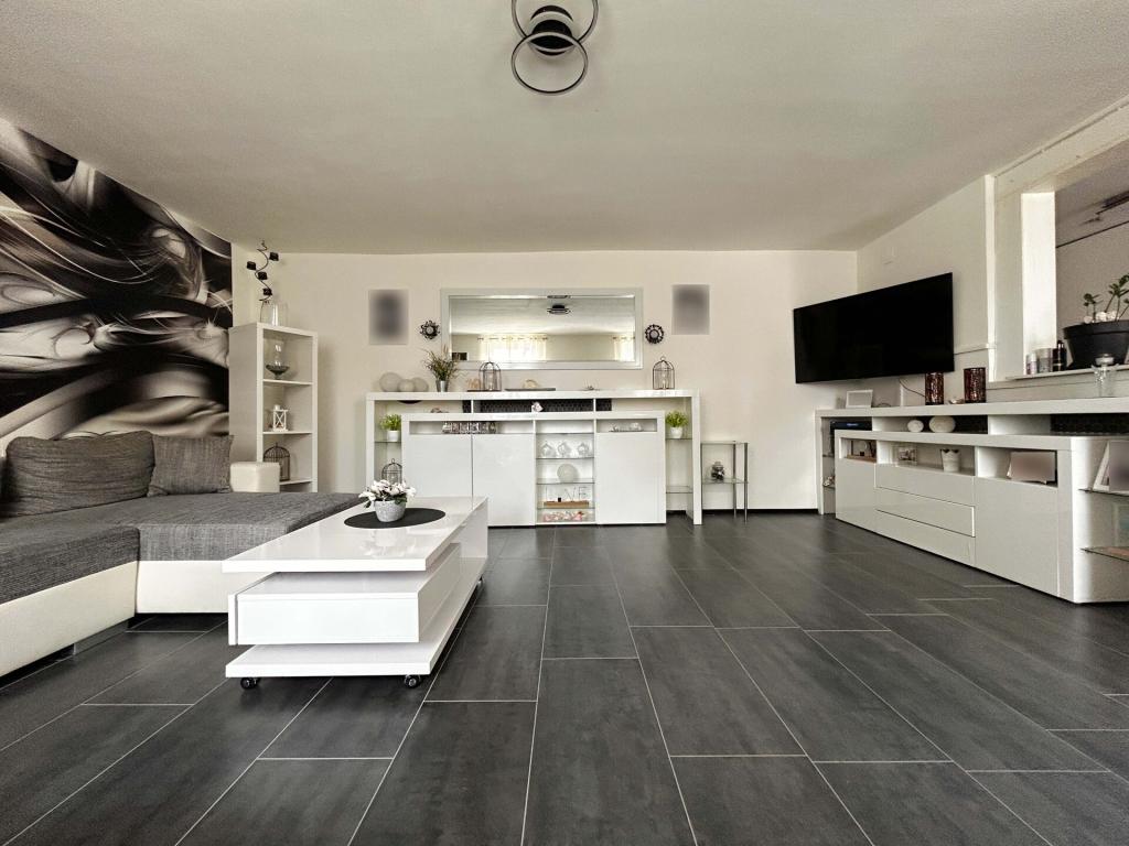 Wohnung 1 Wohnzimmer: Modern und offen – hier ist Platz für Begegnung und Entspannung