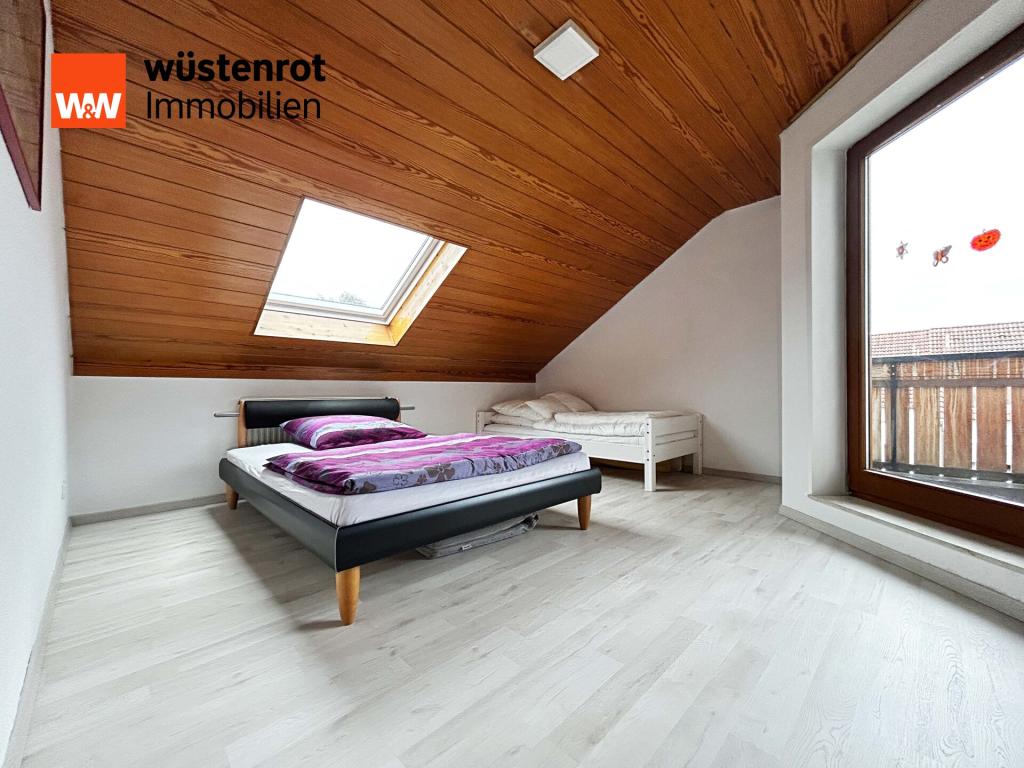 OG Schlafzimmer 1: Unter der Holzdecke schlummert Geborgenheit – mit Blick in den Himmel durchs Dachfenster