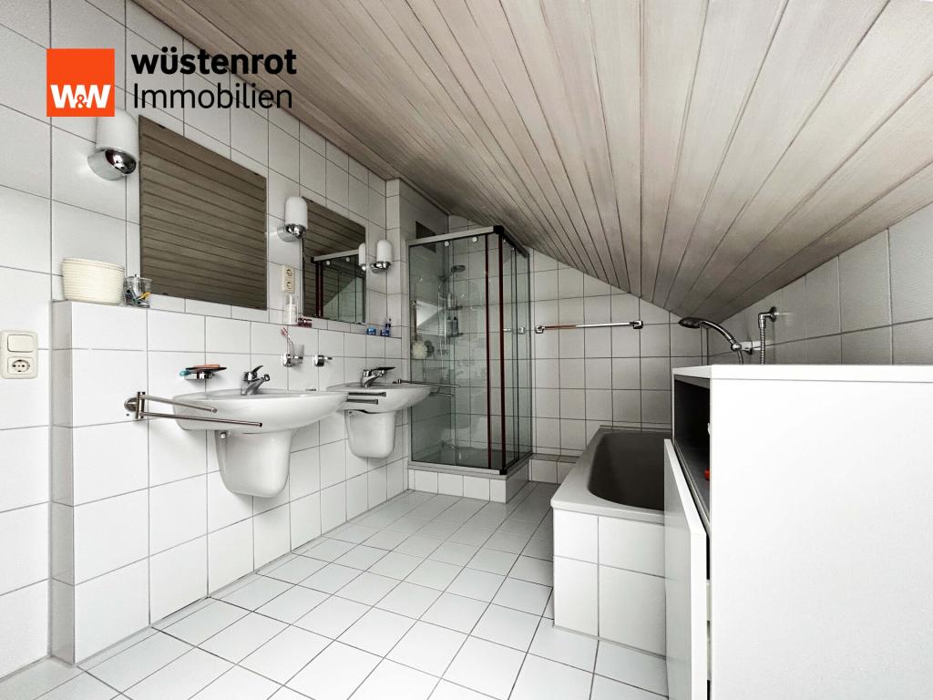 OG Badezimmer: Hier gibt es sogar auch eine separate Duschkabine