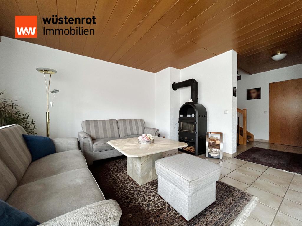 EG Wohnbereich: Teppich, Sofas und Holzofen – ein Raum, der Geborgenheit schenkt