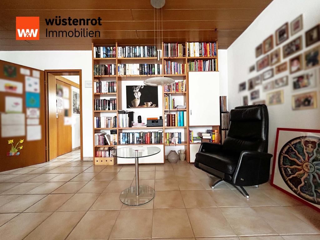 EG: Bücherwand und Lieblingssessel – ein Platz zum Eintauchen, Schmökern und Verweilen