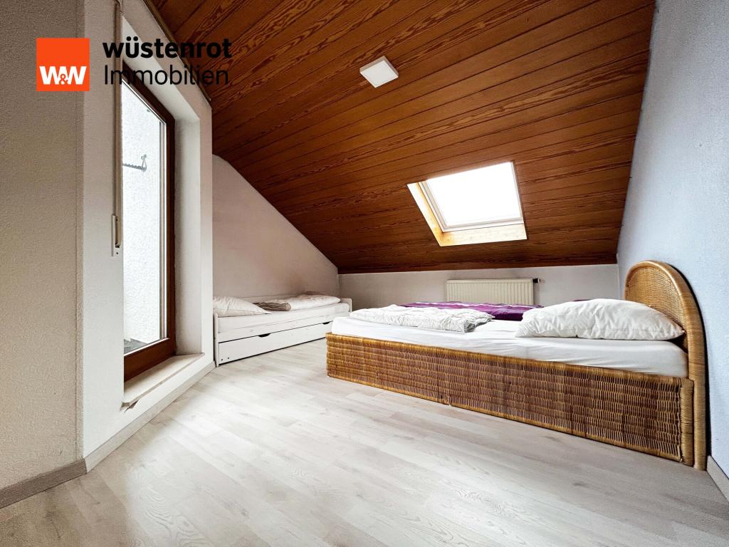 OG Schlafzimmer 3: Zwei Betten unter der Schräge – hier finden Kinderträume und Geschichten ihren Platz