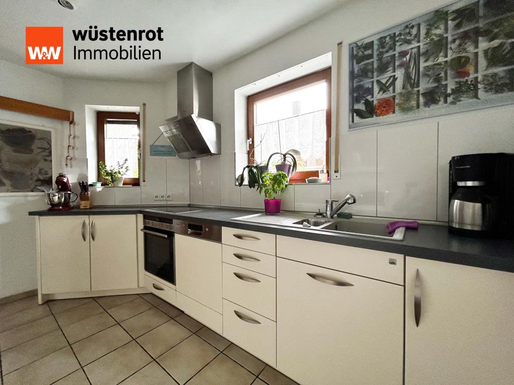 EG Küche: Licht durch zwei Fenster, daneben Basilikum im Topf – ein Raum voller Alltag und Genuss