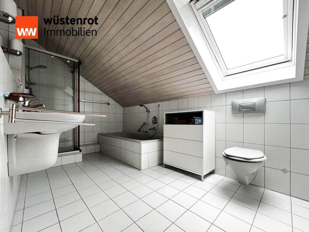 OG Badezimmer: Durch das Dachfenster fällt Licht und schenkt dem Bad eine helle, freundliche Ruhe