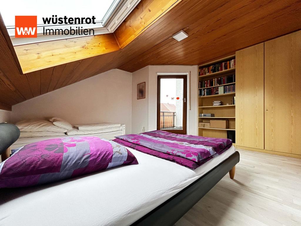 OG Schlafzimmer 1: Bücher, Bett und Balkon – ein Raum, der Ruhe schenkt