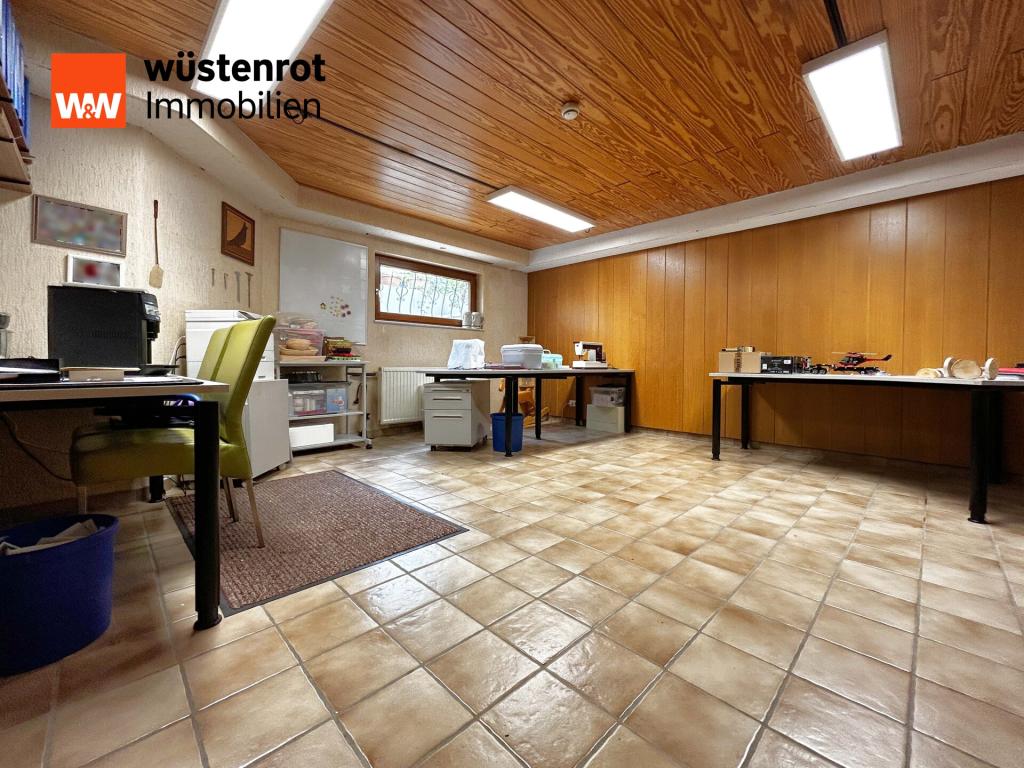 UG Hobbyraum: Heller und großer Raum mit Arbeitsflächen – hier darf gewerkelt und gestaltet werden