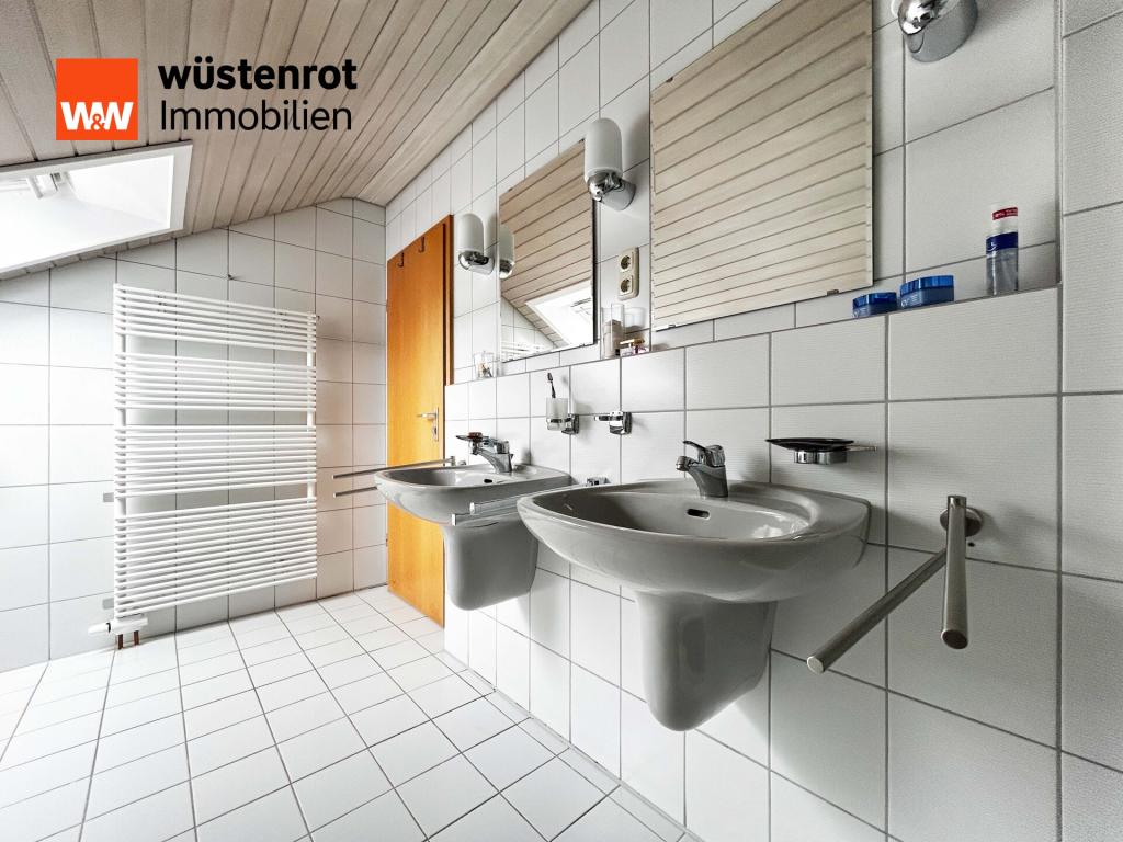 OG Badezimmer: Zwei Waschbecken unter der Dachschräge – ein Ort, um morgens gemeinsam in den Tag zu starten