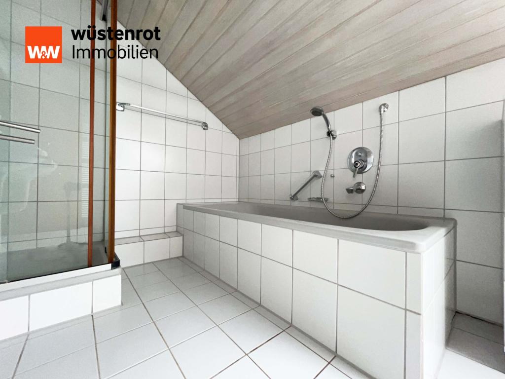 OG Badezimmer: Die Badewanne unter der Schräge lädt ein, die Welt draußen kurz zu vergessen