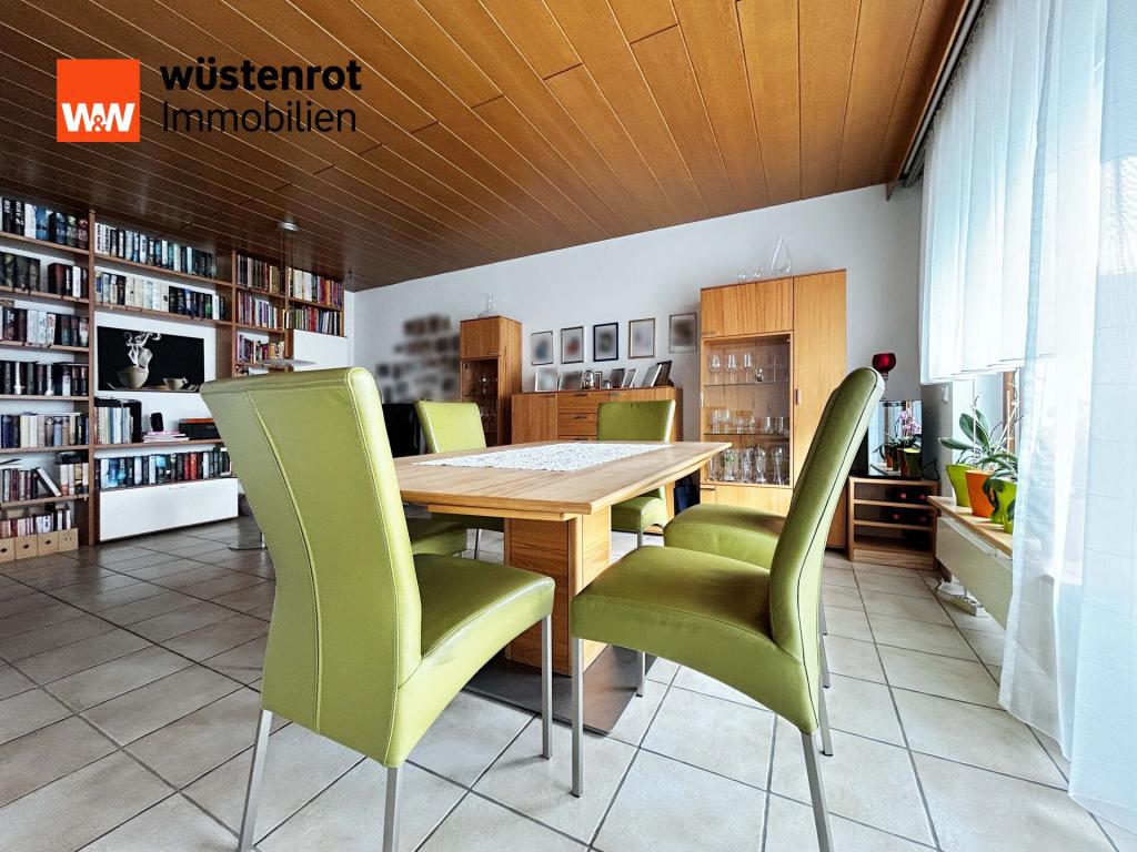 EG Essbereich: Zwischen Büchern und Licht entsteht hier ein Tisch voller Gespräche und Genuss