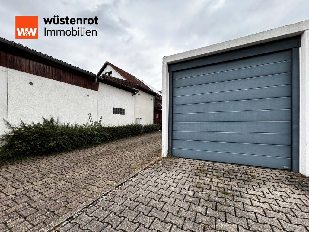 Die große, hohe und eigene Garage mit breiter Zufahrt – sicher parken und trockenen Fußes nach Hause