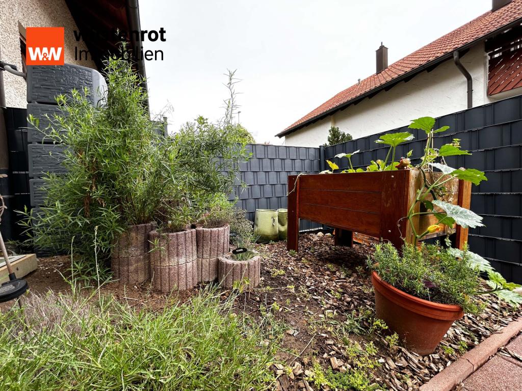 Eingangsbereich: Ein stilles Eckchen voller Kräuter und Beete – Natur zum Anfassen und Genießen